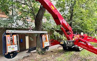 Остекление с помощью двух вакуумных захватов Арлифт и мини-крана