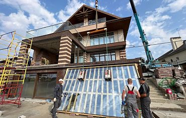 Траверса, вакуумные захваты Alifter, монтаж стеклопакетов