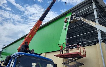 Монтаж сэндвич-панелей с помощью вакуумного захвата Arlifter SP4